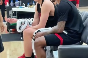 九游体育关于波特兰开拓者训练开放日；赛前更衣室发声引欢呼；NBA季后赛在即；年轻球员得到机会的信息